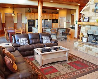 Spacious 5BR Retreat w/ Pool, Hot Tub & Game Room - Kingsland - Living room