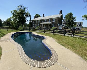 1743 Historic Farmhouse and Horse Stables on 216 Acres near the Delaware River - Stockton - Pool