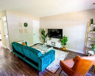 Luxury Design, Friends & Family Townhome. Walkable, Central, Backyard, Sleeps 5 - Apex - Living room