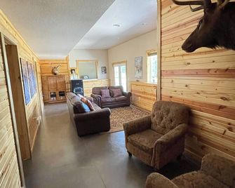 Mountain Meadow View - Deadwood - Living room