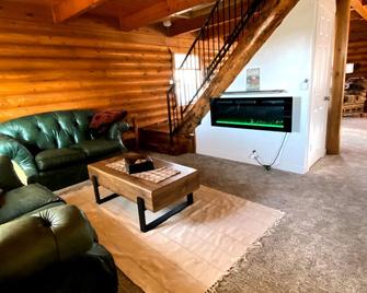 Stay at this super, cozy, country cabin in Caldwell, Idaho off of I84. - Caldwell - Вітальня