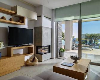 Sea-front condo in luxury contemporary villa with infinity pool & gorgeous views - 코우트소우라스 - 거실