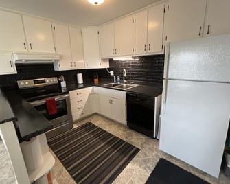 5 Bed, 2 Bath Split Level Home Big Yard on NE Side of Cedar Rapids - Cedar Rapids - Cocina