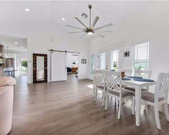 Beach time! Walk to the beach! - Nokomis - Dining room