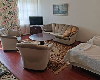 Charming 2-Bed Apartment with Sauna Facility Kotka - Kotka - Olohuone