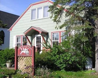 Ella's Inn - Value Priced Lodging in the Heart of Grand Marais - Grand Marais - Building