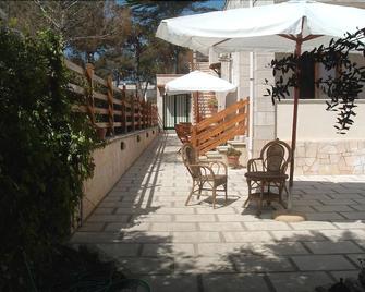 B&B Villa Dongiovanni - Pulsano - Patio