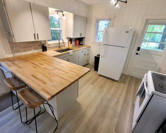 River Cottage Hot Tub Firepit Wi-Fi Dog Friendly - Big Rapids - Küche