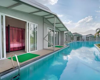 The Forest Club Resort - Karjat - Piscina