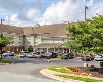 Suburban Studios near University of North Carolina-Charlotte - Charlotte - Building