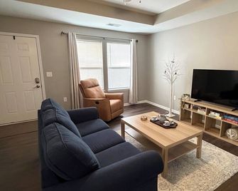 Tremendous 3-bedroom townhome with close to Cave Hollow Park in Warrensburg - Warrensburg - Obývací pokoj