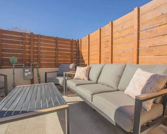 Terracotta Suite at ArnoTriplex! Hot Tub-Close to Downtown-Pet Friendly-No Pet Fee! - Albuquerque - Balcony