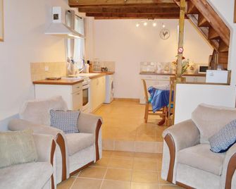 Awesome home in Le Faouët with WiFi - Le Faouët - Living room
