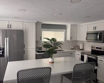 Charming Oasis 2-bedroom house with AC, WiFi in small town Taylorville - Taylorville - Кухня