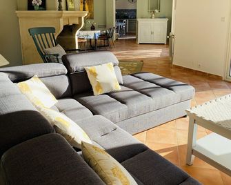Very large villa with swimming pool and air-conditioned rooms + large garden with trees - Mazan - Huiskamer