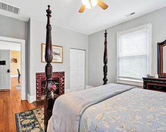 The Garden District Flat - Wilmington - Bedroom