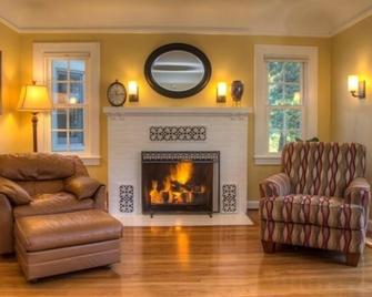 Historic Petaluma Vacation Rental on Vintage Farm! - Petaluma - Wohnzimmer