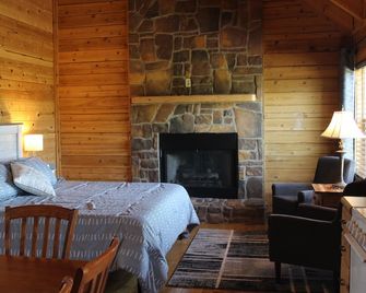 Lone Jack Cabin - Studio Suite - Lee’s Summit - Schlafzimmer