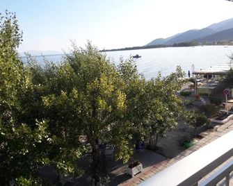 Hotel Prinos - Ormos Prinou - Balc ón