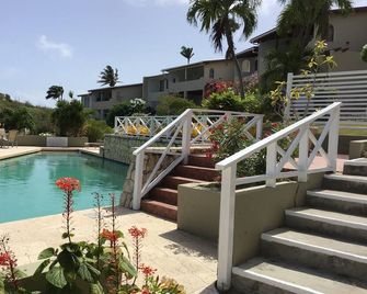 2-bedroom Apartment With Seaviews - St. John's - בריכה