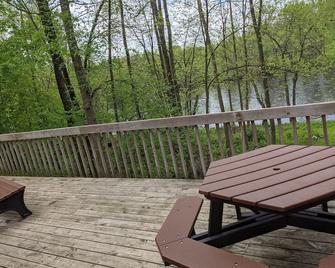 Northwoods River Front Cabin - Ladysmith - Balcón