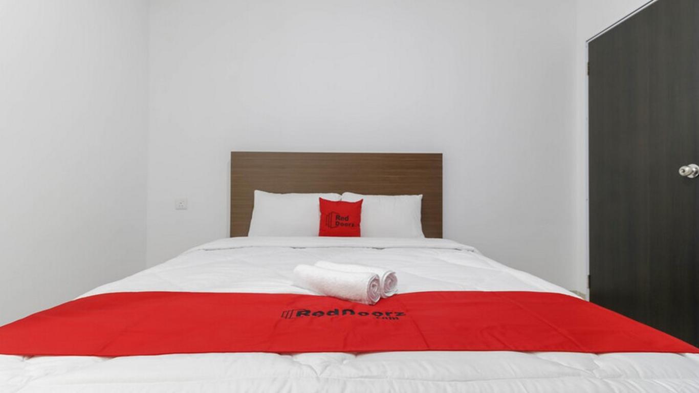 RedDoorz Plus Near Kepri Mall
