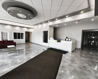 Travelodge by Wyndham Regina - Regina - Lobby