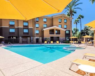 Discover Relaxation at Holiday Inn Chandler: Outdoor Pool & Dining On-Site - Chandler - Bazén