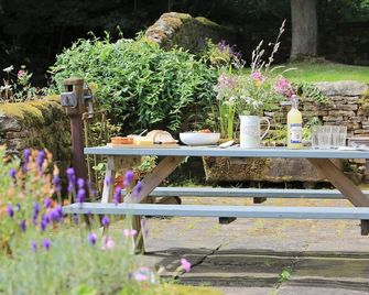 4 bedroom accommodation in Holymoorside, near Chesterfield - Barlow - Patio