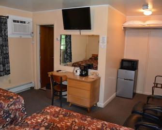 The Village Motel - Richfield Springs - Bedroom