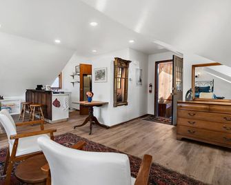 Schuylerville, Saratoga Enclave Studio Apartment - Schuylerville - Living room