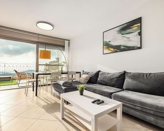 Family-Friendly Apartment in Shoresh – Peaceful Stay Near Jerusalem - Moshav Shoresh - Living room