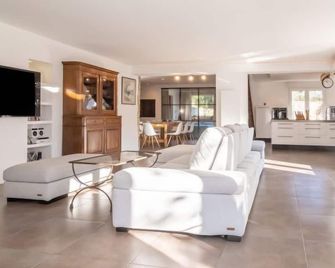 Holiday Home Les Eaux Claires by Interhome - Salernes - Sala de estar