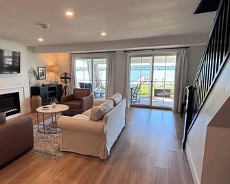 Lakefront Contemporary Cottage. Chautauqua Lake 3 Bed 2 Bath Home Sleeps 10! - Jamestown - Wohnzimmer