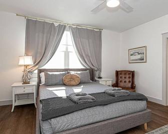 5BR Happy Holler Home 3 min to Downtown + Deck - Knoxville - Bedroom