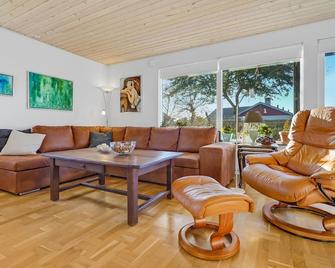 3 bedroom gorgeous home in Kalvehave - Kalvehave - Living room