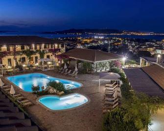 Hotel Palau - Palau - Piscina