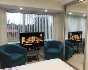 ليندون بي آند بي - سوليهل - غرفة معيشة