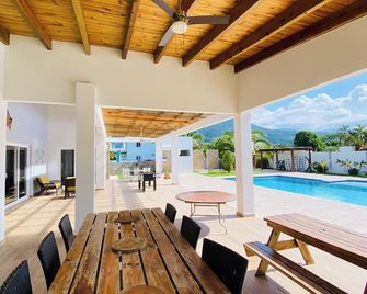 Villa Martha Con Piscina Contiguo a la Playa - Jutiapa - Piscina
