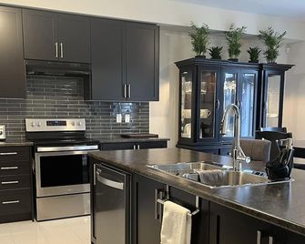 Spacious ,comfy house less than 15 mins drive to Niagara Falls and Outlet Mall. - Thorold - Kitchen
