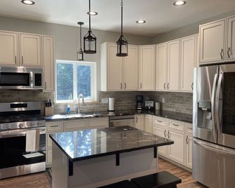Hibernation Station - Two Bedroom Cabin - Anchor Point - Kitchen