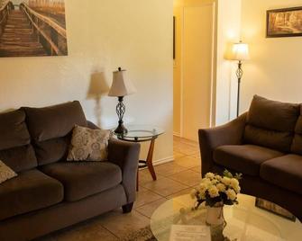 Can't get closer to Fort Sill then this! - Lawton - Living room