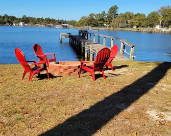 Lake Marion's Big Red House. W/ Dock and Kayaks. Pet Friendly please read policy - Manning