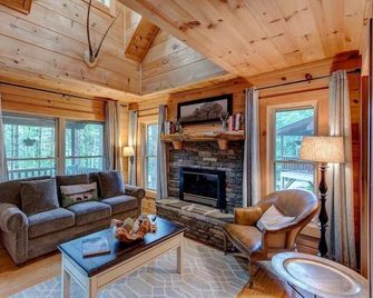 Heritage Hill Cabins - Banner Elk - Living room