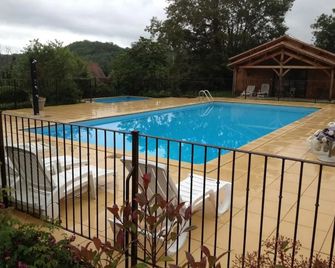 Village De Gites Le Chatenet - Coly - Piscine