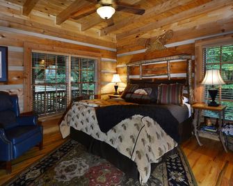Luxury Log Cabin:3 Kings/1 Queen/4 Full +fireplace+firepit+jacuzzi+4tvs - Blowing Rock - Bedroom