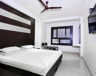 Hotel Starline - Guwahati - Bedroom