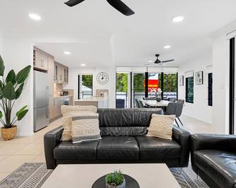 Elysium Apartments - Palm Cove - Living room