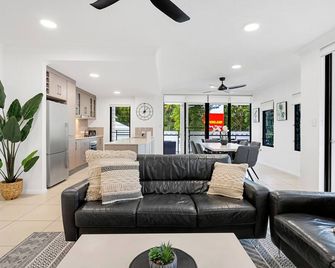 أليزيوم أبارتمينتس - Palm Cove - غرفة معيشة