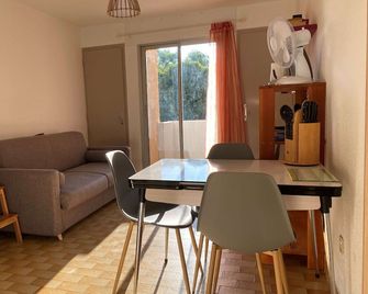 Studio agréable avec parking privatif et Wi-Fi à Balaruc-les-Bains - Balaruc-les-Bains - Dining room